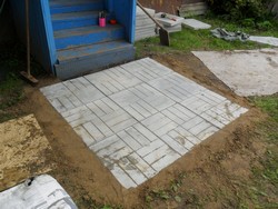 Resize of IMG_2004 Укладываем плитку. Швы просыпаем сухой смесью.JPG