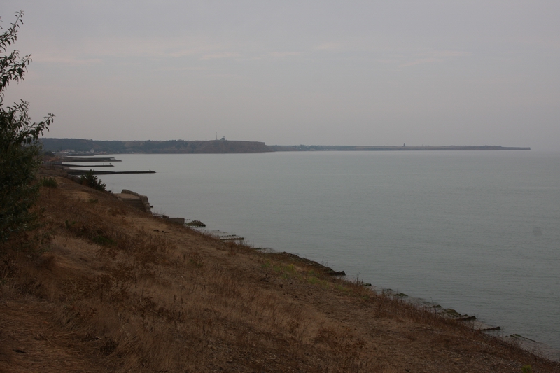 IMG_2837 На против сосен вход в воду выложен бетонными плитами и купаться не удобно.jpg