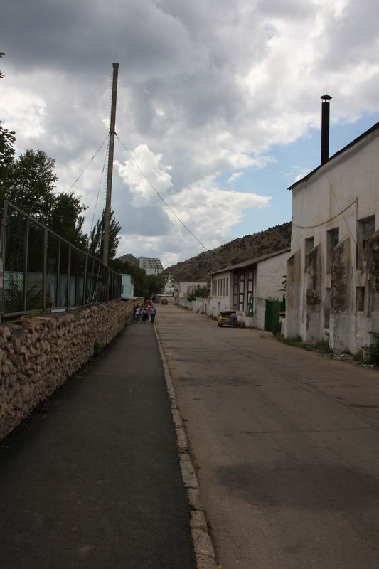 IMG_2912 Улица, ведущая к музею подводных лодок.jpg