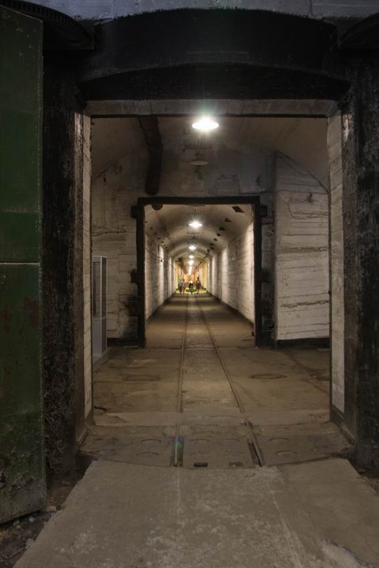 IMG_2929 Несколько длинных туннелей объединяют залы базы в единое целое.jpg