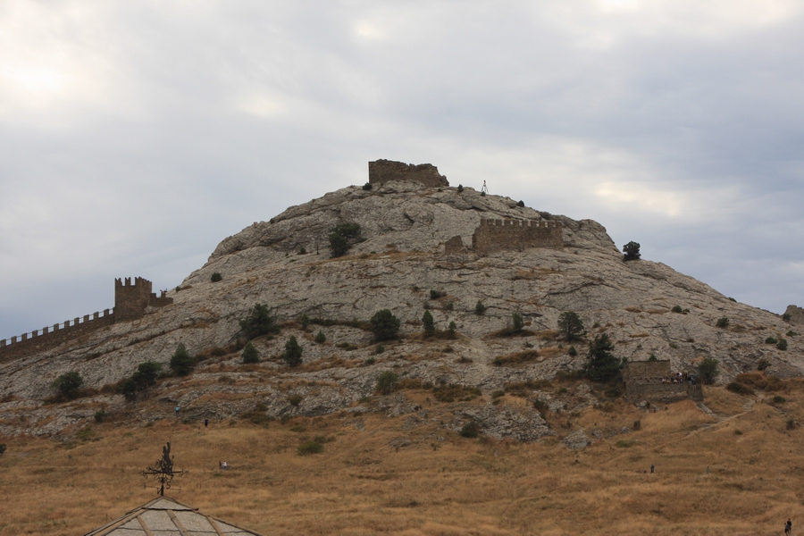IMG_3515 На верху разрушенная Дозорная (Девичья) башня.jpg