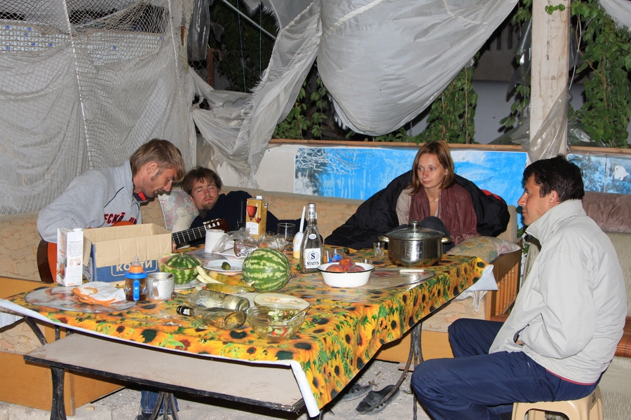 IMG_3884 Хорошая гитара в руках хорошего гитариста звучит в десять раз лучше (на фото его девушка).jpg