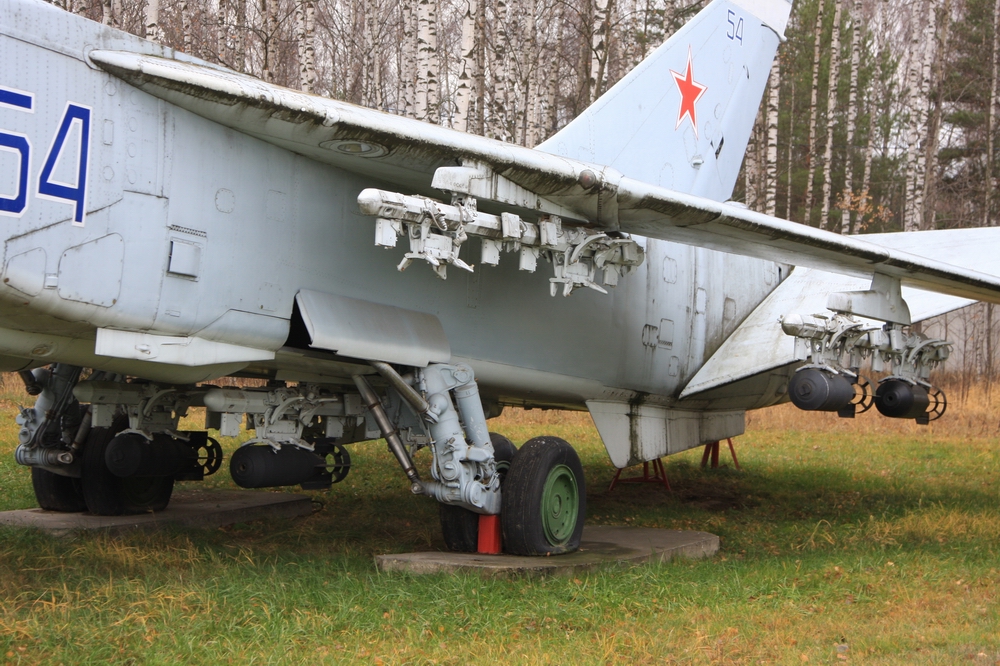 IMG_4751 Су-24 несет до 12 внешних ракет или бомб.jpg