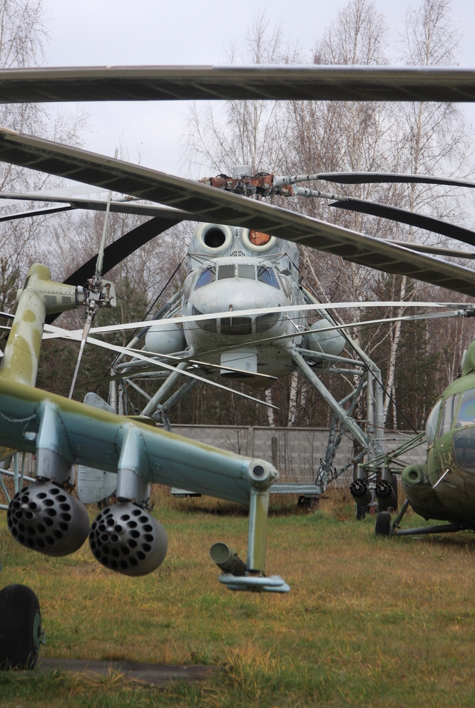 IMG_4888 На заднем плане вертолет-кран Ми-10.jpg