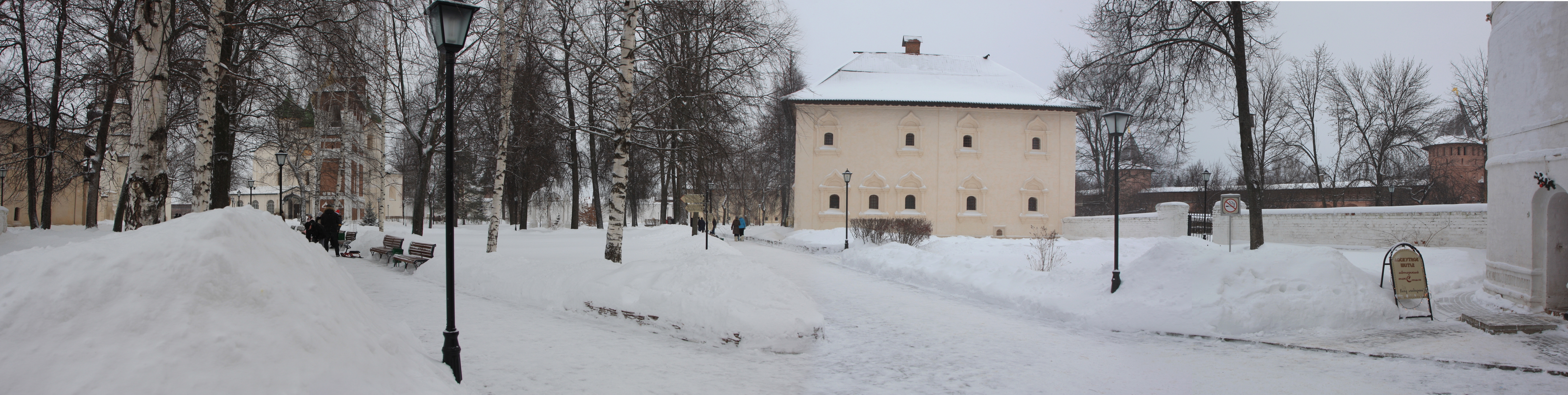 панорама 3 Вид во двор со стороны надвратной церкви.jpg