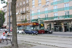 Resize of IMG_6180 На таких автобусах можно проехать по центру Будапешта и послушать экскурсию.JPG
