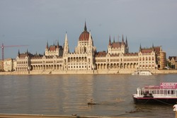 Resize of IMG_6204 Здание парламента — самое большое в Венгрии; в нём 691 помещение, 29 лестниц и 10 двориков. Построено в 1885 -1904 гг.JPG