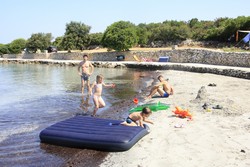 Resize of IMG_6505 Утром на пляже народу мало. Но днем с материка на корабликах привозят отдыхающих..JPG