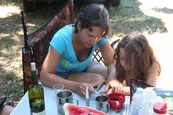 Resize of IMG_6796 А тем временем в лагере девочку устроили себе маникюр.JPG