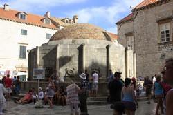 Resize of IMG_7601 Большой фантан Онофрио на центральной улице.JPG